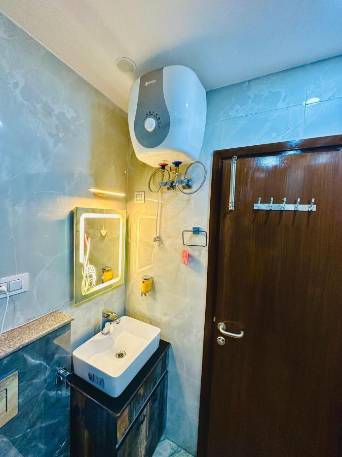 Hotel Samrat Residency 10 Mints Walking Distance Nizamuddin Railway Station Új-Delhi Kültér fotó