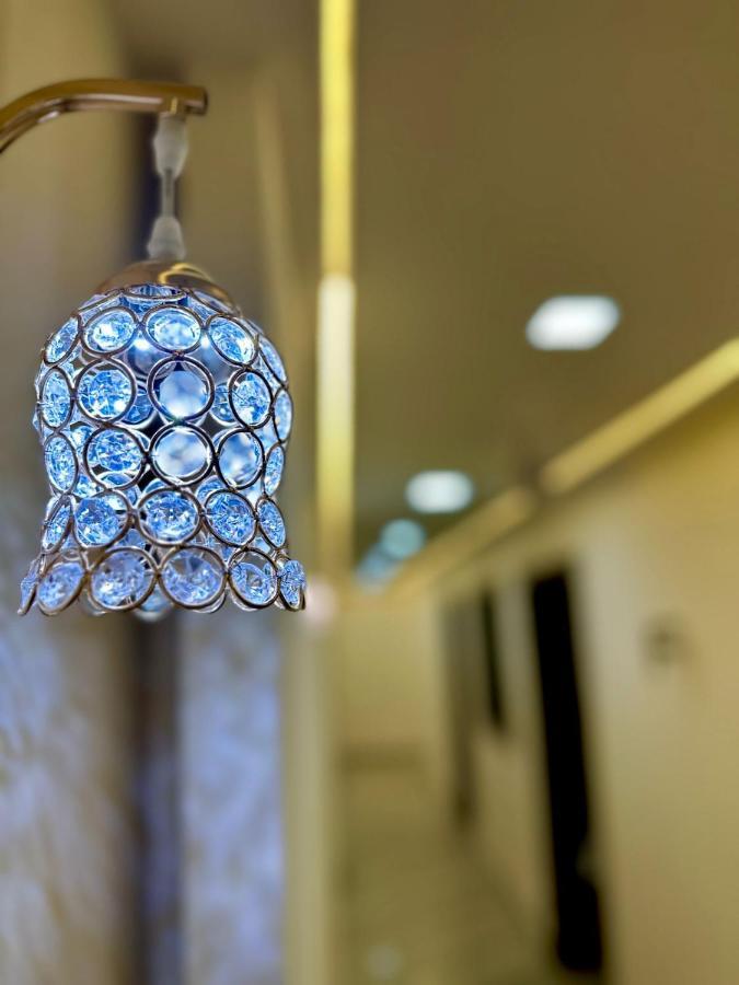 Hotel Samrat Residency 10 Mints Walking Distance Nizamuddin Railway Station Új-Delhi Kültér fotó