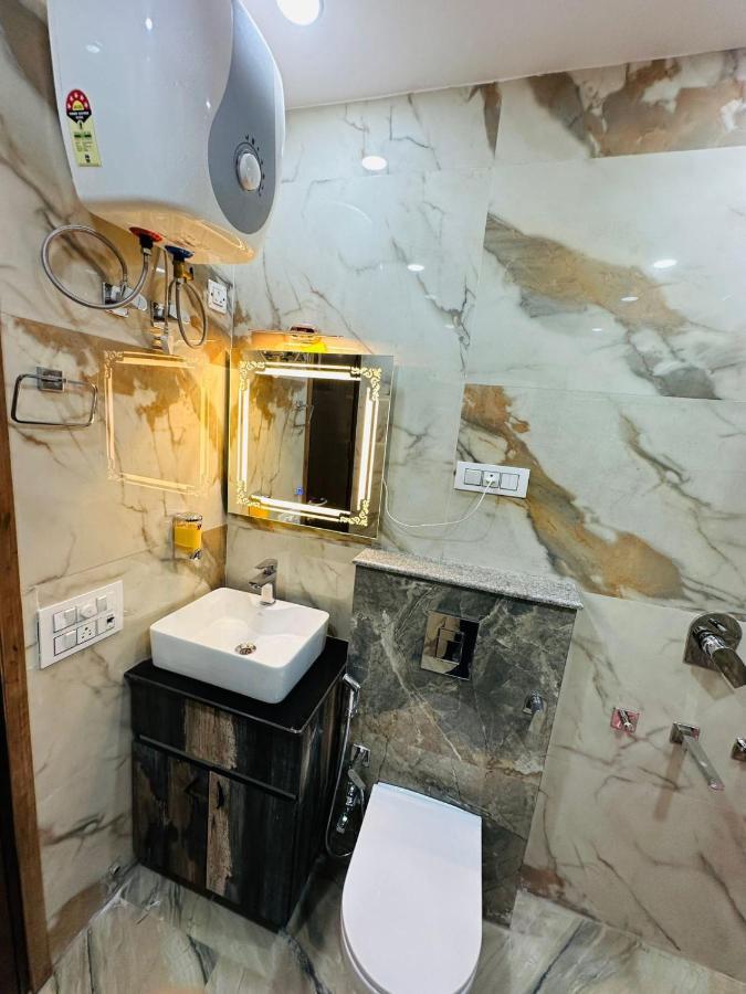 Hotel Samrat Residency 10 Mints Walking Distance Nizamuddin Railway Station Új-Delhi Kültér fotó