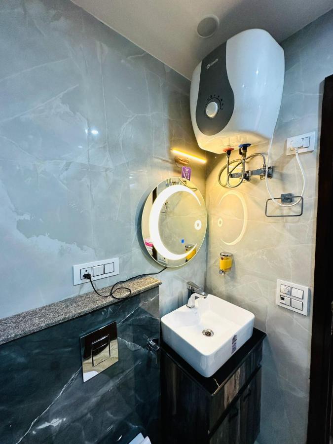 Hotel Samrat Residency 10 Mints Walking Distance Nizamuddin Railway Station Új-Delhi Kültér fotó