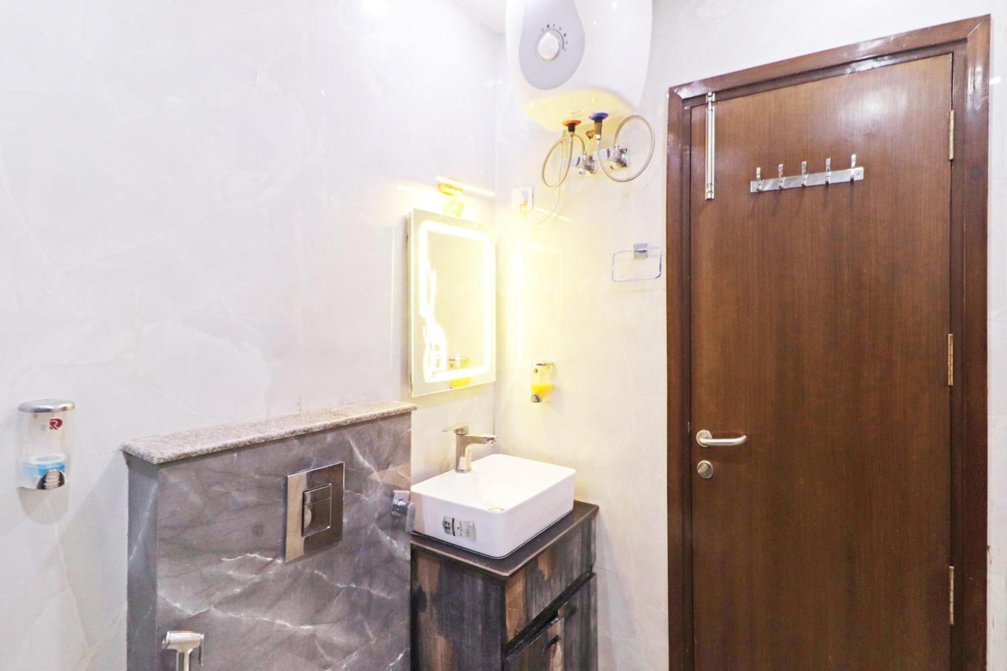 Hotel Samrat Residency 10 Mints Walking Distance Nizamuddin Railway Station Új-Delhi Kültér fotó