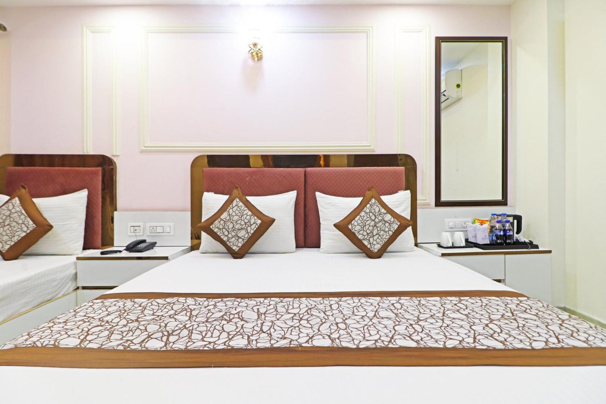 Hotel Samrat Residency 10 Mints Walking Distance Nizamuddin Railway Station Új-Delhi Kültér fotó