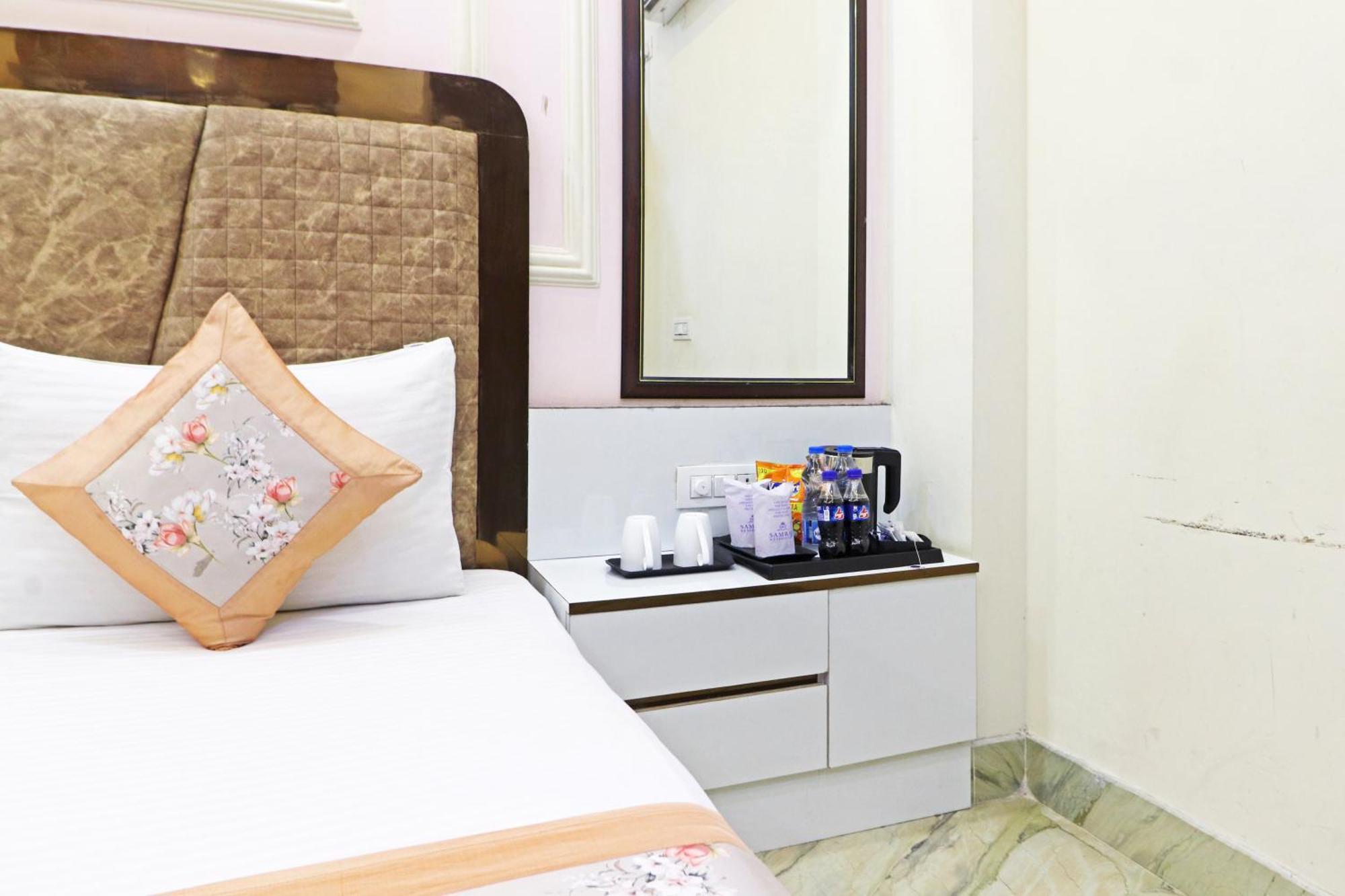 Hotel Samrat Residency 10 Mints Walking Distance Nizamuddin Railway Station Új-Delhi Kültér fotó