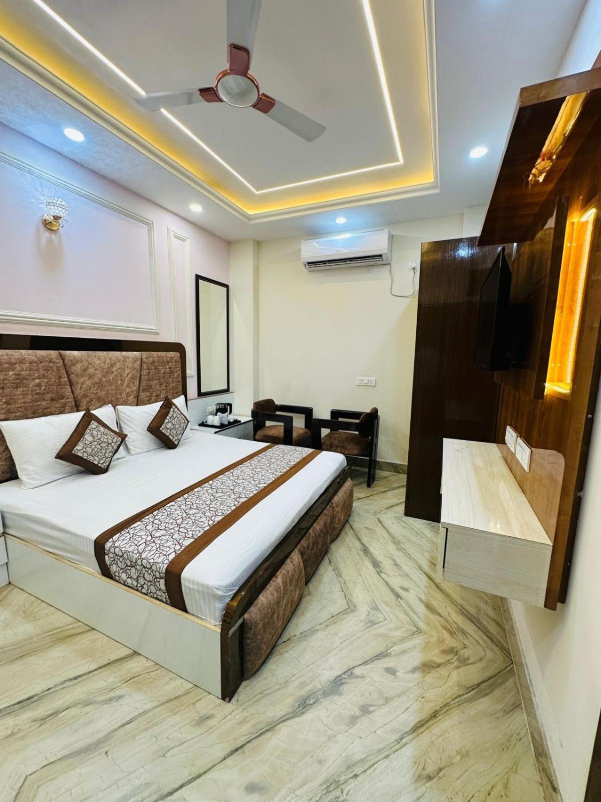 Hotel Samrat Residency 10 Mints Walking Distance Nizamuddin Railway Station Új-Delhi Kültér fotó