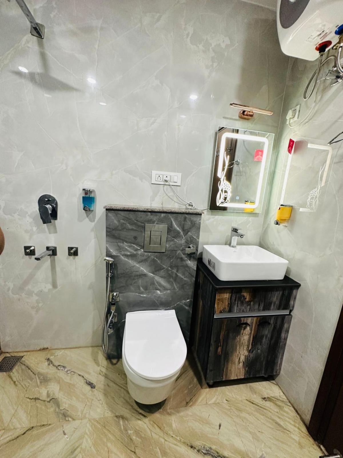 Hotel Samrat Residency 10 Mints Walking Distance Nizamuddin Railway Station Új-Delhi Kültér fotó