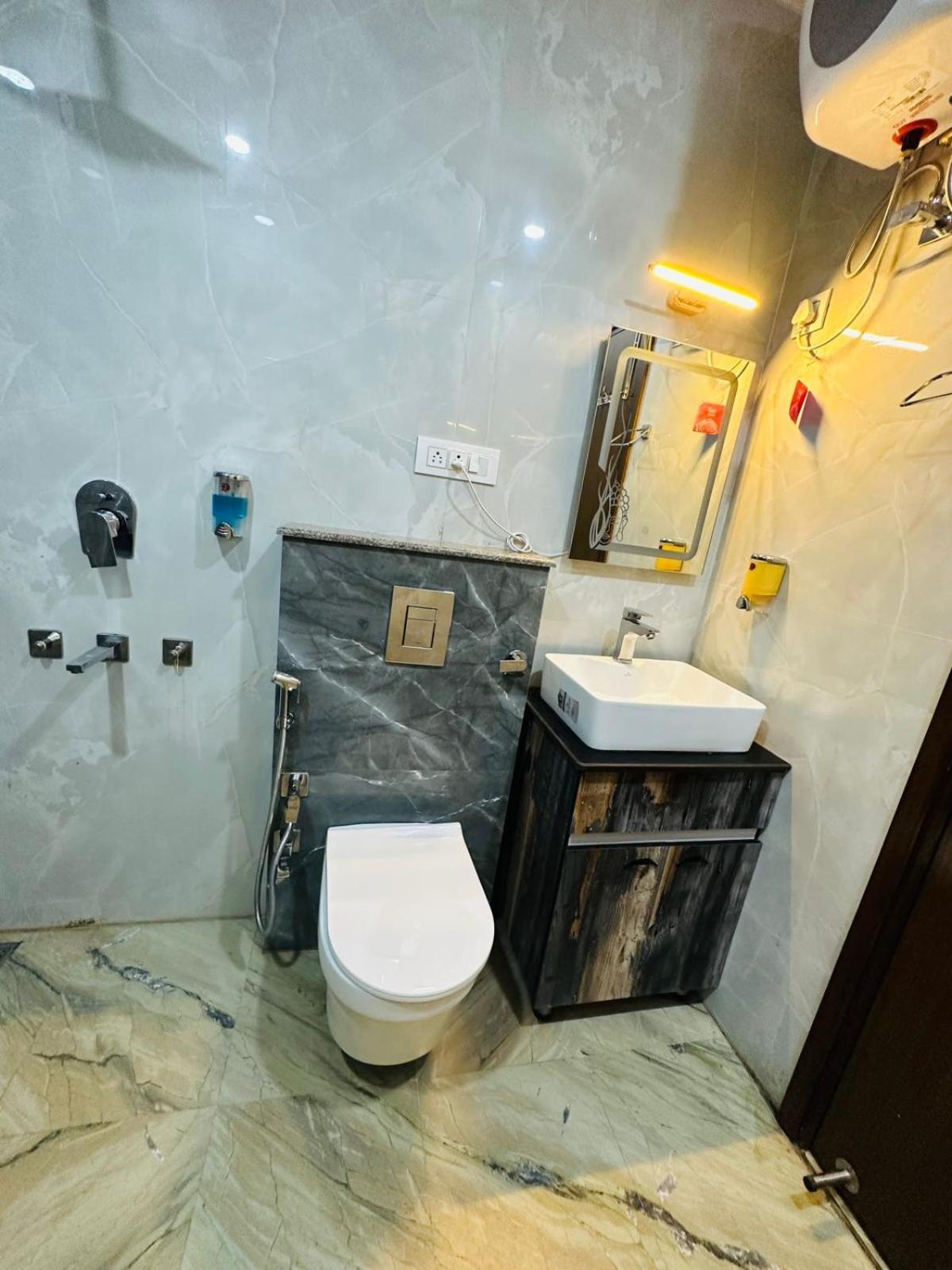 Hotel Samrat Residency 10 Mints Walking Distance Nizamuddin Railway Station Új-Delhi Kültér fotó