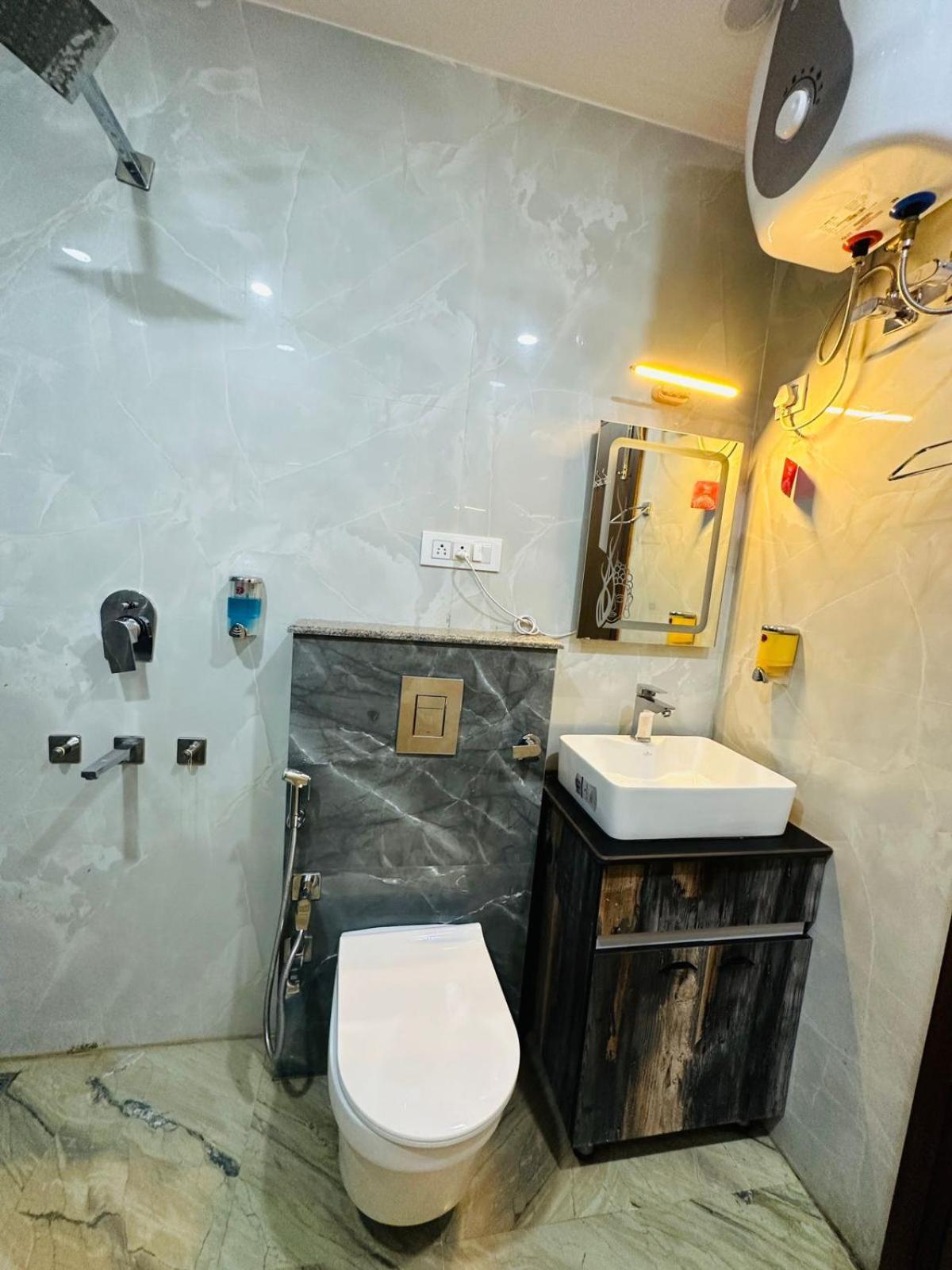 Hotel Samrat Residency 10 Mints Walking Distance Nizamuddin Railway Station Új-Delhi Kültér fotó