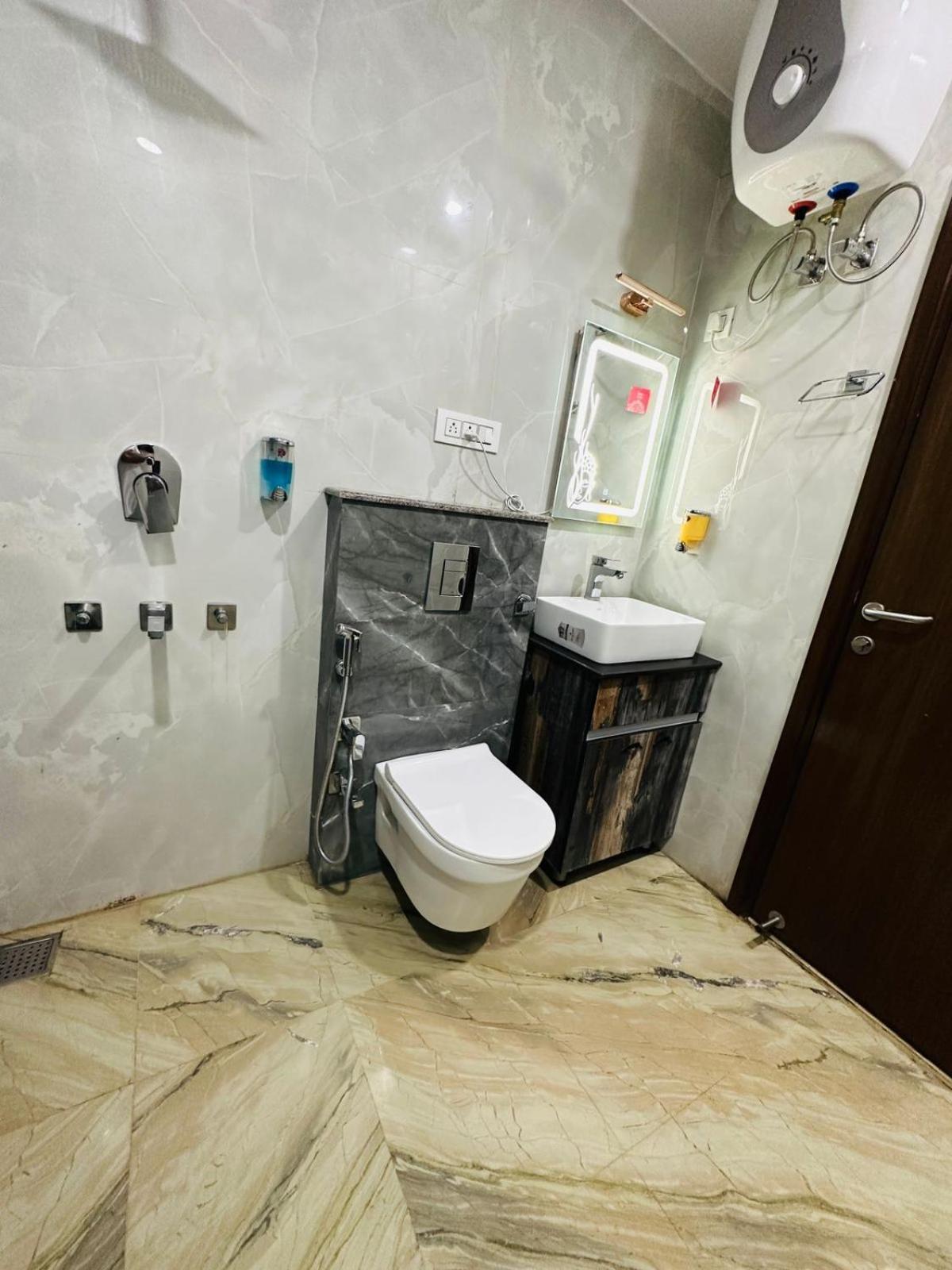 Hotel Samrat Residency 10 Mints Walking Distance Nizamuddin Railway Station Új-Delhi Kültér fotó