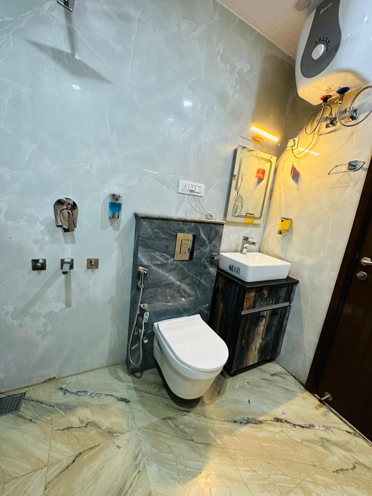 Hotel Samrat Residency 10 Mints Walking Distance Nizamuddin Railway Station Új-Delhi Kültér fotó